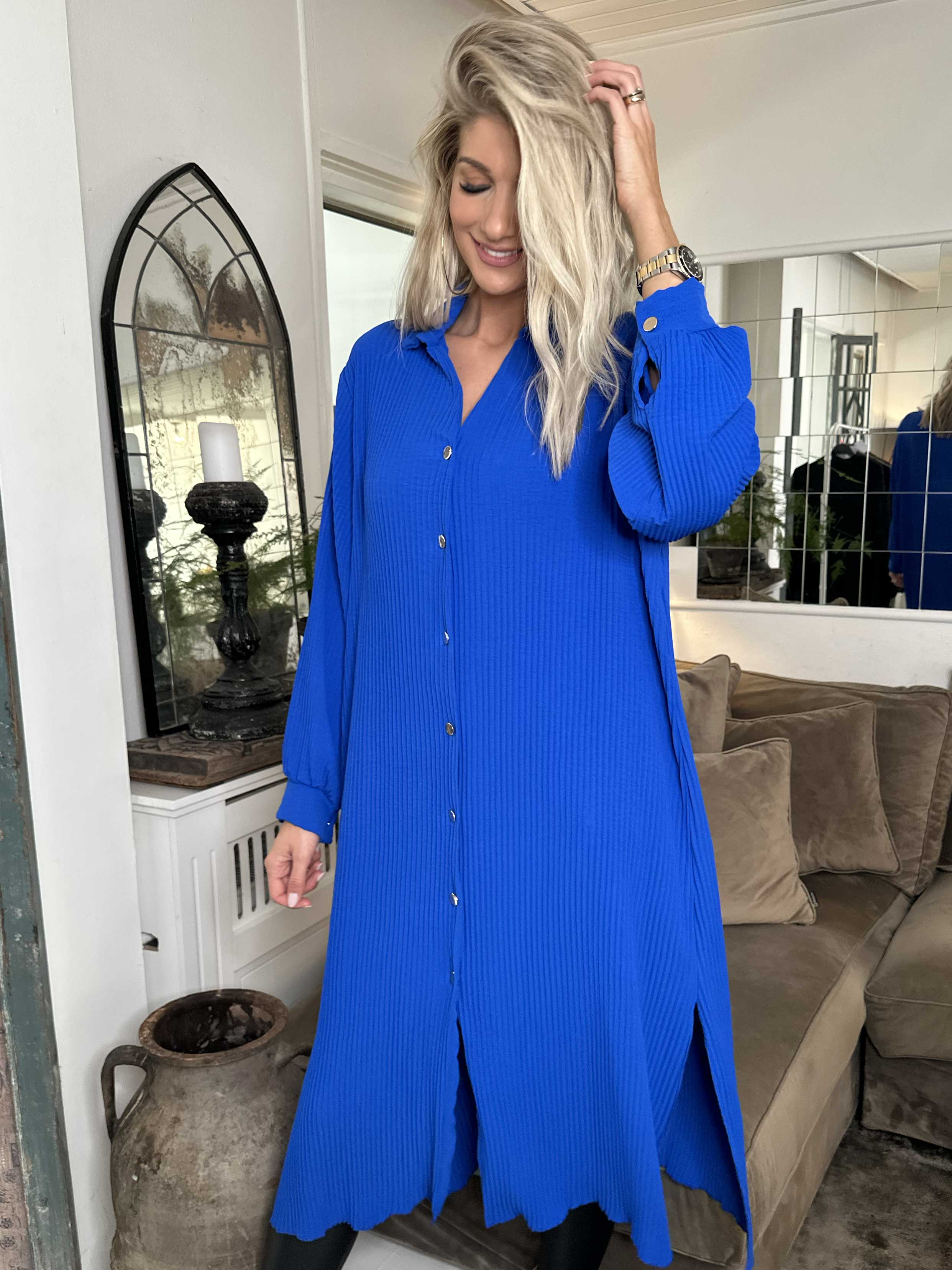 Lenora - Lång plisserad klänning med knappar